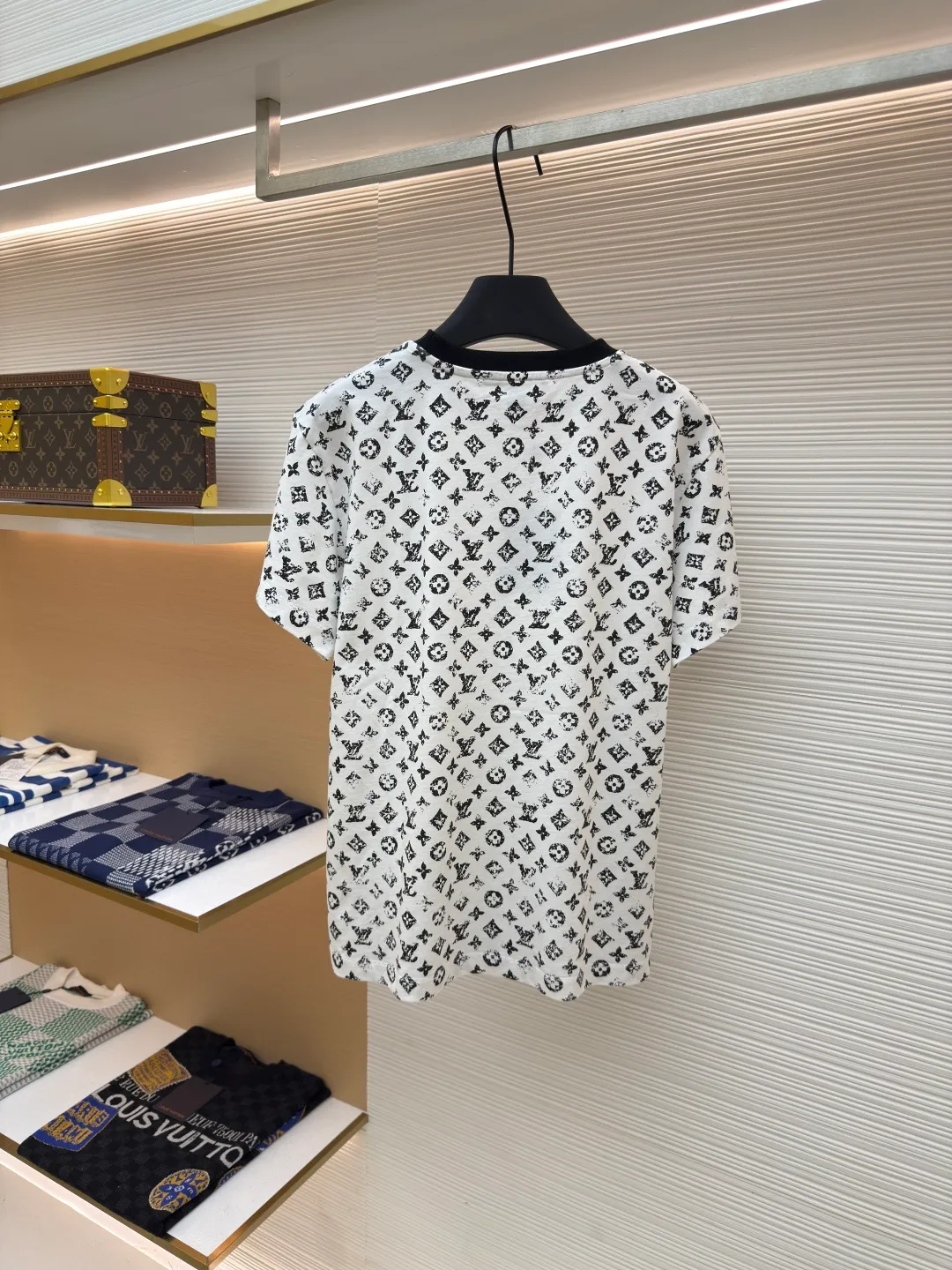 LOUIS VUITTON full printed logo short sleeves [women's clothing] ●Item number: 1680361-A15 ●Fabric: pure cotton fabric ●Technology: printing production ●Version: fitted version ●Weight: about 210 grams ●Size: S-M-L ●Description: 25 spring and summer new short sleeves 8900 purchased Zp dismantling and making, custom-woven and dyed Peruvian ROW imperial fabric. It truly uses 100% pure cotton yarn to weave and ship the fabric according to the version. You can zoom in on the process to see the details, except that the restoration degree is close to 98 or above. The workmanship is also invincible. It is truly restored and you can just buy it with your eyes closed. The overall wiring is straight and delicate, the fabric is comfortable and soft, and the color is consistent without color difference. It can be matched with the same style to create a fashionable look and control various occasions. Customized accessories, complete with three standards, same style for men and women!